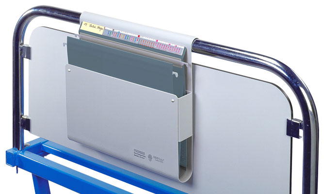 Eine Doku-Transportbox am Bettende.