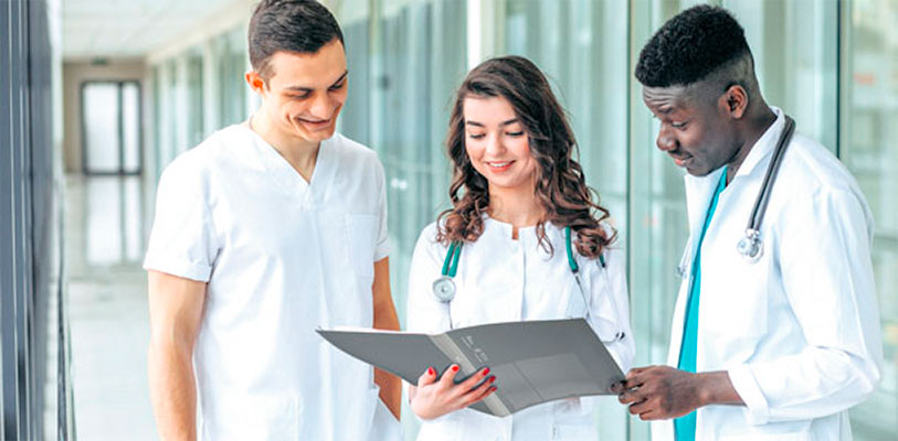 Dokumappe 2 Ärzte und ein Pfleger die auf eine Dokumappe schauen.