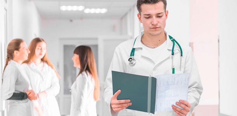 Doku‑Tafel Arzt mit einer Doku‑Tafel in der Hand.