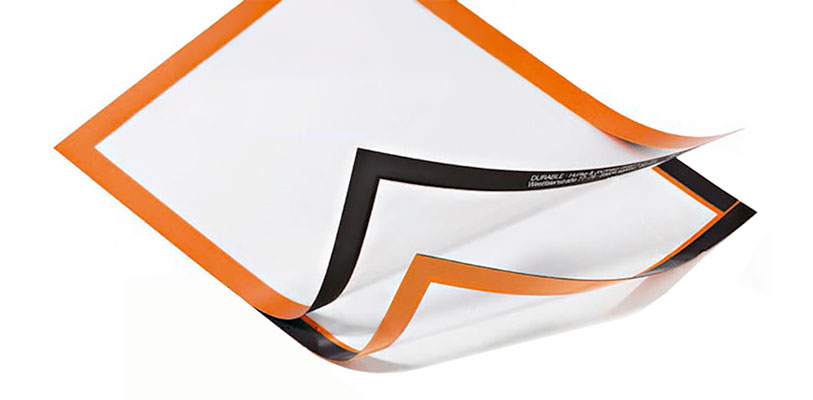 2 Hände die einen Info-Rahmen öffnen.