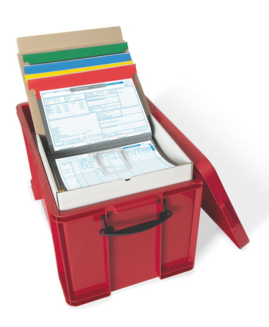 Eine rote große Box auf der eine geöffneter Karton liegt. In dem Karton befinden sich Mappen mit Formularen.