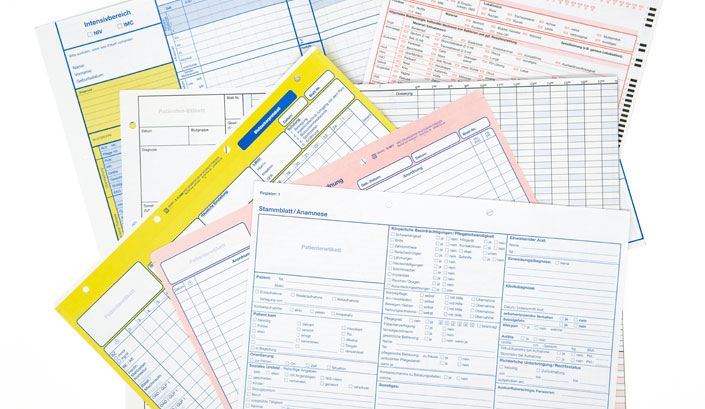 Übereinanderliegende Formulare für Kliniken.