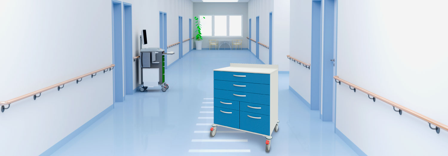 Blauer Pflegewagen und Visitepult auf einem Stationsflur