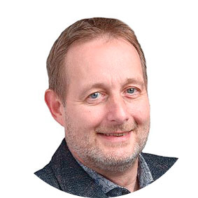 Herr A. Rüppel ist ein lächelnder Herr mit Anzug.